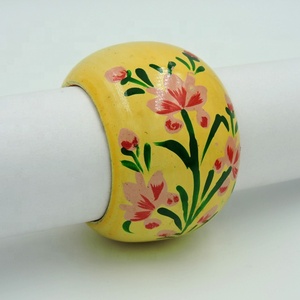 Ensemble de ronds de serviette en cuir forme ronde incrustation de couleur jaune et argent fait à la main porte-serviettes en argent élégant décor de table - Product Image 2