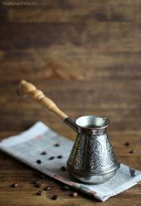 หม้อกาแฟโลหะแบบดั้งเดิมที่มีพื้นผิวมีเท็กซ์เจอร์ สะท้อนความเป็นงานฝีมือ สำหรับการชงกาแฟในครัวแบบดั้งเดิมในชีวิตประจำวัน - Product Image 2