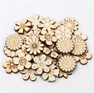Lot de 50 pièces décoratives en bois en forme de petites fleurs dans de nombreux modèles de décorations faites à la main en bois naturel - Product Image 3