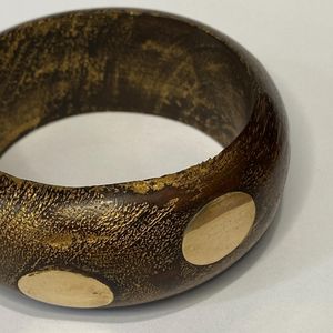 Brazalete Moderno de Madera Maciza con Incrustaciones Circulares de Latón, Talla Personalizable, Marca MS Handicraft - Product Image 2
