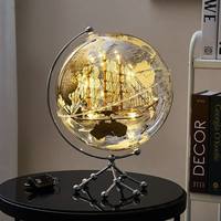 Globe en fer industriel avec des détails de surface gravés et un style urbain conçu pour les salles de conférence ou les studios