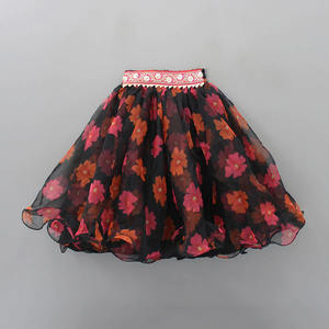 ชุดเลเฮนกาโชลีผ้าออร์แกนซ่าลายดอกไม้สีดำสุดหรูสำหรับเด็กผู้หญิงจากชอริยัม แฟชั่น |   ชุดเดรสยาวสไตล์ร่วมสมัยสำหรับงานปาร์ตี้ ดีไซน์เนอร์ออกแบบ - Product Image 4