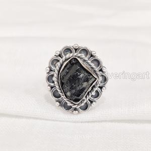 Joyería de piedra en bruto, anillo de mujer, piedra preciosa de turmalina negra cruda Natural, piedra natal de octubre, anillo bohemio, anillo de Plata de Ley 925 - Product Image 1