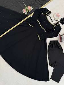 Robe Anarkali et pantalon en georgette noire à motifs festifs tendance avec un ensemble de dupatta - Product Image 5