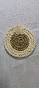 Sous-verre en macramé écologique fabriqué par un fabricant de confiance, avec un aspect artisanal et un corps rond tissé, adapté aux amoureux de l'environnement - Product Image 3