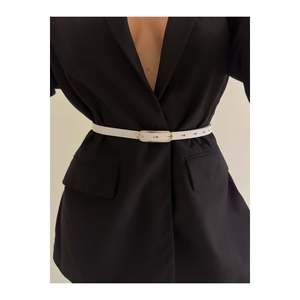 Ceinture fine et large pour femme avec boucle dorée, idéale pour vestes, robes et chemises. BLANC - Product Image 6