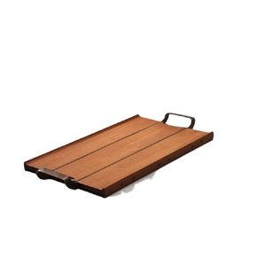 Nouveau plateau de service en bois avec logo personnalisé en gros tendance fait à la main avec surface polie naturelle et poignées en métal solides - Product Image 1