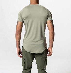 Camiseta de punto de algodón 100% de alto gramaje para hombre, con logo personalizado serigrafiado, de secado rápido, corte ajustado, manga corta y bajo con malla. - Product Image 3