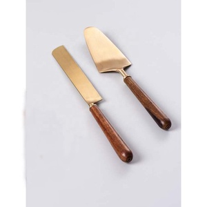 Nouveau logo personnalisé Long manche rond en bois ensemble de serveur de gâteau et de trancheuse en acier inoxydable plaqué or - Product Image 1