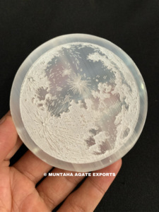 Hermosa placa de carga de ágata de selenita de 75-80mm Árbol sagrado de forma redonda grabado con técnica de tallado de estilo Feng Shui - Product Image 6