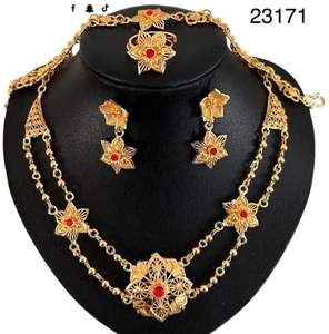 Ensemble de collier floral élégant plaqué or avec détails en pierre rouge et boucles d'oreilles assorties |   Bijoux de mariée et de soirée Modèle 23171 - Product Image 6