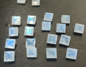 Piedra lunar arcoíris natural Corte cuadrado 5mm Facetado-Buena piedra preciosa suelta llamativa azul de buena calidad - Product Image 2