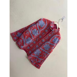 Veste bomber élégante et respirante en coton de Jaipur tricoté à la main, motif floral brodé Suzani, Crimson Garden - Product Image 1