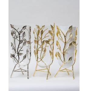 Vase décoratif en métal doré avec insert en verre et motif floral, idéal pour le salon et la décoration de table - Product Image 2