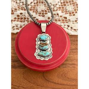 Colgante de Plata de Ley Hecho por Artesanos Navajo con Incrustaciones de Turquesa Mixta y Tecnología de Engaste en Bisel - Product Image 1