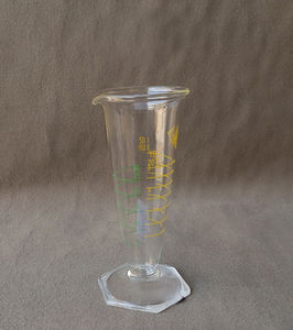 กระบอกแก้ววิทยาศาสตร์ฐานหกเหลี่ยมแบบมีสเกลคู่ ขนาด 500 มล.  เครื่องมือวัดที่เป็นมิตรกับสิ่งแวดล้อม สำหรับใช้ในห้องปฏิบัติการและที่บ้าน - Product Image 3