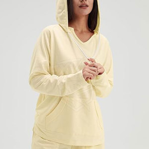 Ensemble sweat à capuche et short pour femme, coupe ajustée, matière de qualité supérieure, manches longues, en vente en ligne - Product Image 4
