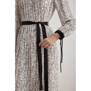 Robe plissée Off-White avec ceinture - Légère, respirante, de haute qualité pour les fêtes - Product Image 3