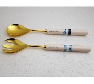 Cuillères de service plates en acier inoxydable plaquées or avec manche en résine pour mélanger et cuire la salade - Product Image 4