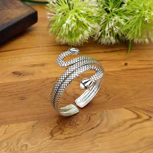 Brazalete Ajustable con Textura de Serpiente Dorada, Brazalete de Serpiente, Joyería de Latón con Diseño Animal, Brazalete Hecho a Mano. - Product Image 2