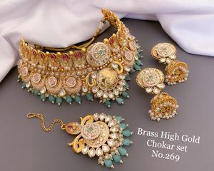 ชุดโชคเกอร์ชุบทองล่าสุดสำหรับผู้หญิงเครื่องประดับทองเหลืองแฟนซีพร้อมเพทายและไข่มุกเทียม - Product Image 3