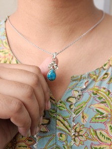 Tres pequeñas flores cobre turquesa plata colgante fiesta desgaste peso ligero plata colgante - Product Image 4