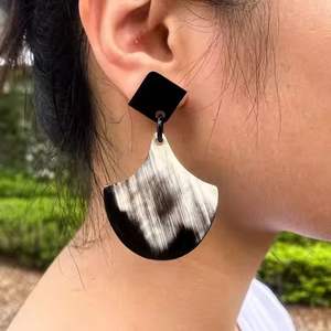 Pendientes de Cuerno Teñidos a Mano Hechos con Cuernos de Búfalo Naturales Ideales para la Reventa en Joyerías - Product Image 3