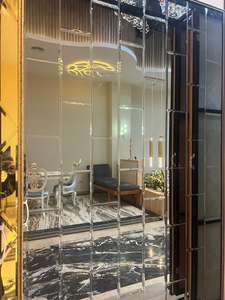 Miroir mural abstrait en verre Art Déco de luxe moderne, design en forme d'arche, décoration élégante pour la maison, provenant des Émirats arabes unis - Product Image 2