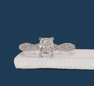 Bague de fiançailles pour femme en or blanc 14 carats plaqué rhodium, diamant de laboratoire taille coussin 1,15 carat, VVS2 F, certifié IGI, vente en gros - Product Image 1