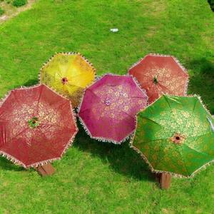 Paraguas decorativo pintado con flores de seda, paraguas de llamada, sombrilla decorativa, decoración del hogar y el jardín, decoración Haldi Mehendi - Product Image 1