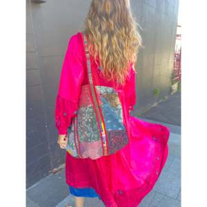 <span class=keywords><strong>FOLKLORE</strong></span> 41 - Elegante Abito in Seta da Donna, Stile Quotidiano Traspirante con Fessure, Vita Elastica, Lunghezza al Ginocchio, S/M/L, Collo a O, Motivo Rose Bandhani - Product Image 3