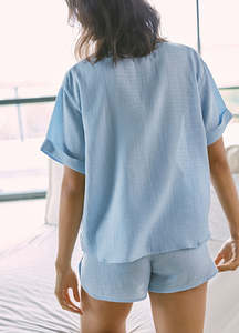 Camisa de Fiesta Personalizada de Alta Calidad 100% Algodón para Mujer, Color Azul Cielo, Manga Corta, con Encaje Decorativo y Botones, Transpirable y Ecológica - Product Image 4