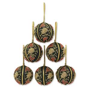 Ornements suspendus de Noël de style vintage ornements de boule de Noël en velours perlé faits à la main or bordeaux pour décor de vacances - Product Image 3