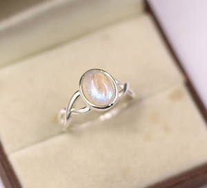 แหวนเงินแท้ 925 ชุบโรเดียม ประดับพลอยมูนสโตนสีรุ้งธรรมชาติ ดีไซน์ศาสนา ฝังแบบ Bezel ทำด้วยมือ - Product Image 3