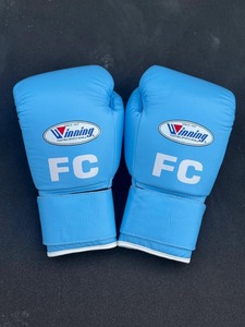 Gants de boxe de qualité supérieure avec logo personnalisé, en cuir véritable, fermeture à boucle et à crochets, durables, pour l'entraînement et les combats - Product Image 4