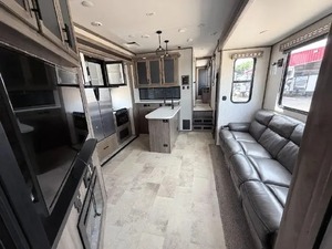 Autocaravana blindada Forest River ROGUE 351A13 del 2021, en buen estado, lista para la venta. - Product Image 5