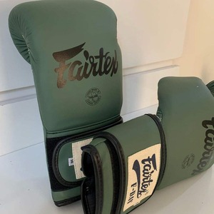 นวมชกมวย Fairtex คุณภาพสูงสุด หนังแท้สีเขียว น้ำหนักเบา กันน้ำ แบบผูกเชือก สำหรับฝึกซ้อมและแข่งขัน MMA มวยไทย - Product Image 5