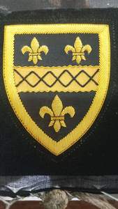 Hebilla Decorativa Metálica Bordada a Mano Personalizada - Hebilla de Alta Calidad en Color Dorado, Tamaño y Logotipo Personalizables, para Sombreros de Tela de Terciopelo - Product Image 6