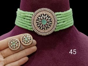 Ensemble de bijoux Kundan traditionnels faits à la main avec Meenakari pour la mariée et les fêtes disponibles à un prix abordable à vendre - Product Image 3