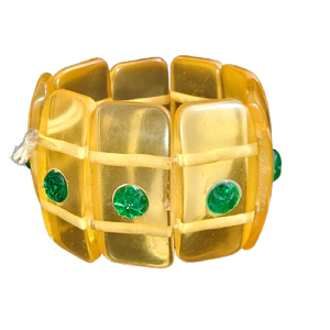 Bracelet extensible rétro en résine jaune avec accents de pierres vertes, bijou de mode élastique pour poignet - Product Image 1