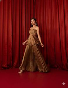 Ensemble Kurta Palazzo Doré Élégant avec Dupatta, Haut Brodé de Paillettes et Palazzo Évasé pour Soirée - Product Image 1