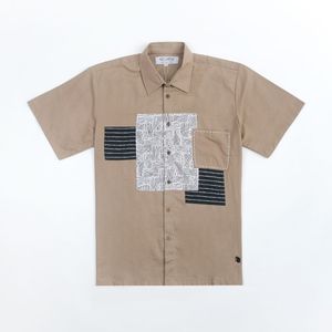 Camisa de manga corta Mocha hecha a mano de Indonesia de la mejor calidad para verano Características Bolsillo asimétrico de retazos de contraste abstracto - Product Image 1