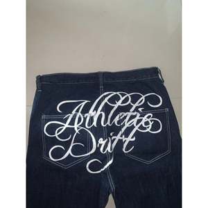 Jeans Y2K de corte recto atlético, cintura alta, con bordados decorativos, denim lavado a la piedra, estilo vintage hip hop, tejido de punto. - Product Image 3