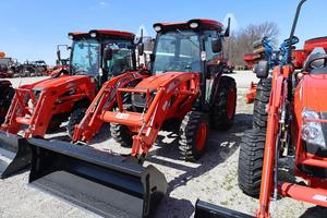 Tractor de un solo eje Kioti DK4720SEH 4WD con transmisión por engranajes y motor en VENTA - Product Image 3
