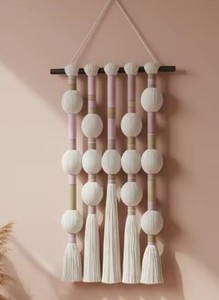Tapisserie murale en macramé colorée avec symboles du zodiaque Pêcheurs et franges sphériques, pour une maison douillette - Product Image 2
