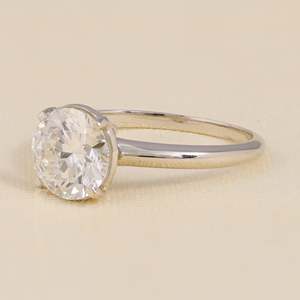 แหวนหมั้นเพชรทรงกลมเจียระไนแบบโซลิแทร์ ผลิตในห้องปฏิบัติการ เงินสเตอร์ลิง ความใส VS1 สวยงาม เป็นทางเลือกที่มีจริยธรรมแทนเพชรธรรมชาติ - Product Image 6