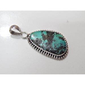Bijoux en argent sterling 925 faits à la main pendentif cabochon turquoise naturelle cadeau pour filles et femmes avec breloques artisanales - Product Image 1