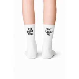 Chaussettes de sport colorées avec inscription « Ne me suive pas, je suis aussi perdu », respirantes pour un usage quotidien - Product Image 2