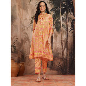 ชุดคุร์ตะผ้าชีฟองพิมพ์ลายดอกไม้สีเหลืองสำหรับผู้หญิง พร้อมปกผูกโบว์และกางเกงปาลาซโซ่สามส่วน สำหรับฤดูใบไม้ผลิ/ฤดูร้อน - Product Image 1