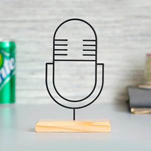Sculpture de microphone moderne en métal noir avec base en bois Décoration de table élégante parfaite pour les mélomanes et les studios - Product Image 6